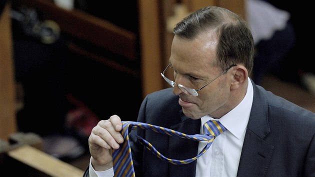 Australsk premir Tony Abbott si na nvtvu eckokatolickho chrmu v Melbourne vzal kravatu v barvch ukrajinsk vlajky (11. prosince 2014)
