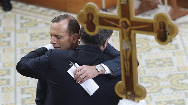 Australsk premir Tony Abbott objm ukrajinskho prezidenta Petra Poroenka bhem nvtvy eckokatolickho chrmu v Melbourne(11. prosince 2014)