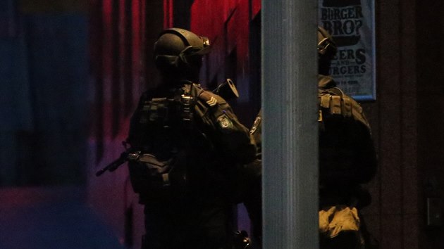 Australt policist nedaleko kavrny, kde neznm tonk zajal nejmn ticet lid (15. prosince 2014)