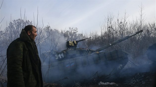Tank proruskch separatist u obce Rozsypne v Donbasu (15. prosince 2014)