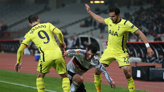 Pedro Franco z Besiktase se sna udret m proti dvojici hr z Tottenhamu. Vlevo je Roberto Soldado, vpravo Nacer Chadli.