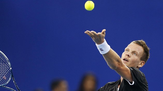 Tomá Berdych podává v utkání s Novakem Djokoviem na tenisové souti IPTL v...