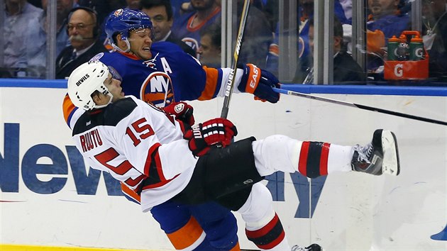 Kyle Okposo (vpravo) z Islanders a Tuomo Ruutu z New Jersey.