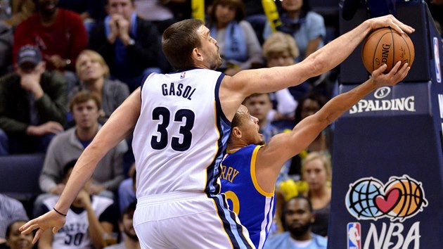 Marc Gasol (vlevo) z Memphisu blokuje stelu Stephena Curryho z tmu Golden State.