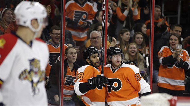 Jakub Vorek (vpravo) a Republic, and Pierre-Edouard Bellemare z Philadelphie se raduj z glu, kter esk tonk vstelil v duelu s Floridou.