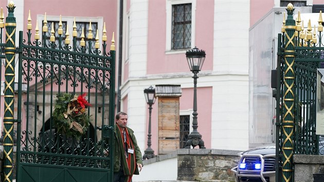 Za psnch bezpenostnch opaten putovala z hradu Beov na Prask hrad jedna z naich nejvzcnjch pamtek - Relikvi sv. Maura.