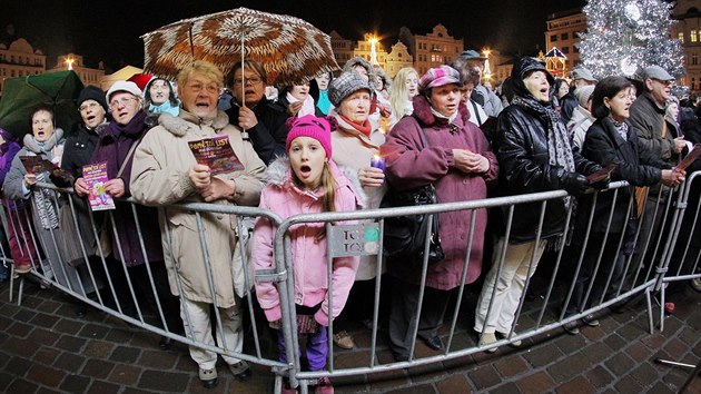 Tradin vnon zpvn koled na nmst Republiky v Plzni (17. prosince 2014)