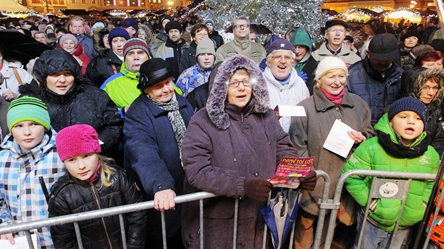 Tradin vnon zpvn koled na nmst Republiky v Plzni (17. prosince 2014)