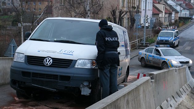Ukradenou dodvku s nmeckou registran znakou pronsledovalo 17 policejnch aut. Zastavil ji a rozestavn most ve Velvarech (11.12.2014)