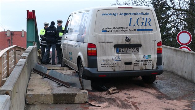 Ukradenou dodvku s nmeckou registran znakou pronsledovalo 17 policejnch aut. Zastavil ji a rozestavn most ve Velvarech (11.12.2014)