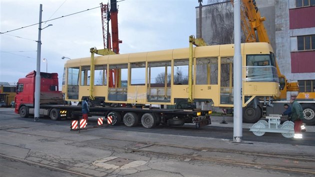 V opravnch dopravnho podniku v Hostivai se postarali o kompletaci nov jednolnkov bezbarirov tramvaje (11.12.2014).