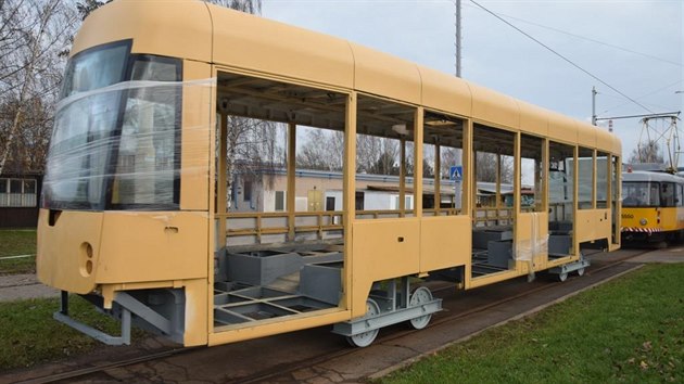 V opravnch dopravnho podniku v Hostivai se postarali o kompletaci nov jednolnkov bezbarirov tramvaje (11.12.2014).
