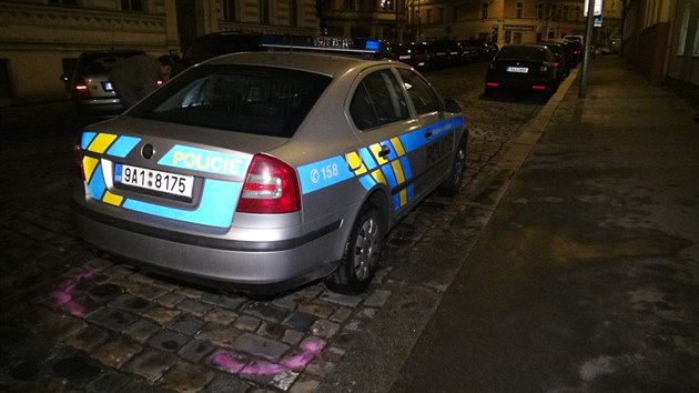 V Praze se v nedli nkdo pokusil zaplit policejn auto (14.12.2014)