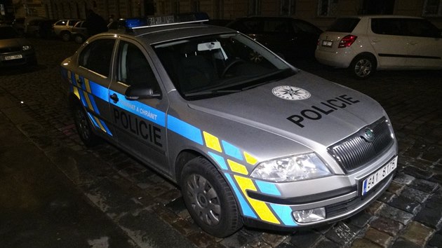 V Praze se v nedli nkdo pokusil zaplit policejn auto (14.12.2014)