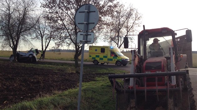 Peugeot u stedoeskch Nehvizd nezvldl pedjdn traktoru, vyjel ze silnice a narazil do stromu. (17.12.2014)