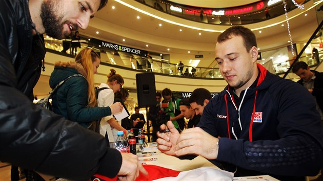 Podpis, prosm, sem, ukazuje fanouek hokejovmu tonkovi Janu Kovovi