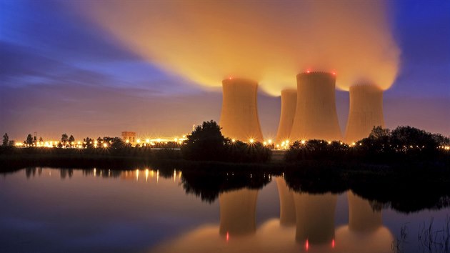 Jaderná elektrárna Temelín pohledem od nedalekého rybníčka. Dlouhý čas expozice vytvořil barvy oblohy i páry. Snímek vznikal 304 sekund.