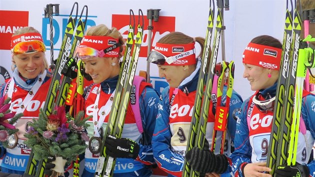 BRONZOV. Biatlonov tafeta en po zvod Svtovho pohru v Hochfilzenu. Zleva Eva Puskarkov, Gabriela Soukalov, Jitka Landov a Veronika Vtkov.