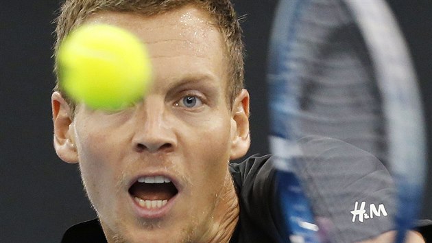 Tom Berdych v zpase exhibin ligy proti Philippu Kohlschreiberovi.