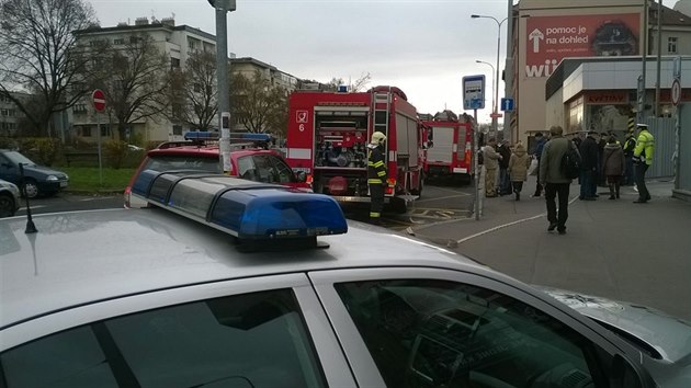 Policie uzavela st nmst Hrdin na prask Pankrci kvli podezelmu balku v budov ministerstva vnitra. (18. prosince 2014)