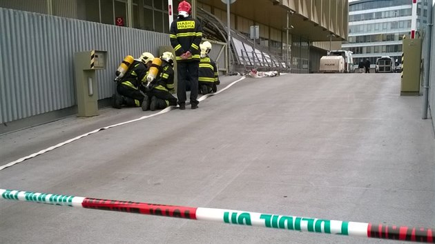 Policie uzavela st nmst Hrdin na prask Pankrci kvli podezelmu balku v budov ministerstva vnitra. (18. prosince 2014)