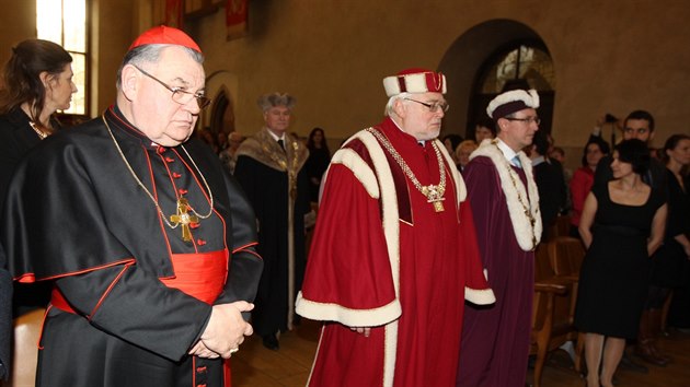 Jmenováné nových profesorů přihlížel i kardinál Dominik Duka (18. prosince 2014)