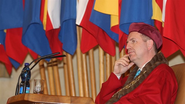 Rektor Karlovy univerzity Tomáš Zima během slavnostního jmenování nových profesorů (18. prosince 2014)