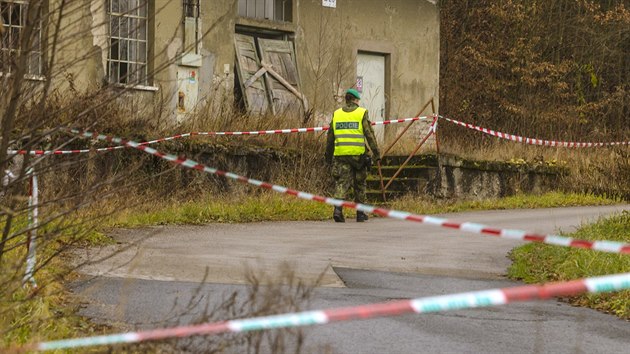 Okol arelu s muninmi sklady u Vrbtic ste destky policist. (8. prosince 2014)