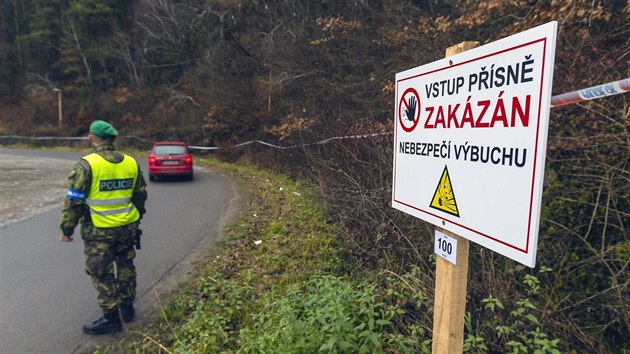 Okolí areálu s muničními sklady u Vrbětic střeží desítky policistů. (8. prosince 2014)