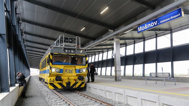 Koleje nov vedou a k letiti v Monov, do dubna vak budou po trati jezdit jen testovac vlaky. (16. prosince 2014)