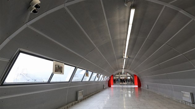 Nov ndra spojuje s letitn odbavovac halou tunel. (16. prosince 2014)