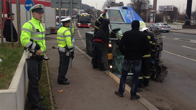 Na Strakonick ulici se pevrtil pracovn stroj.