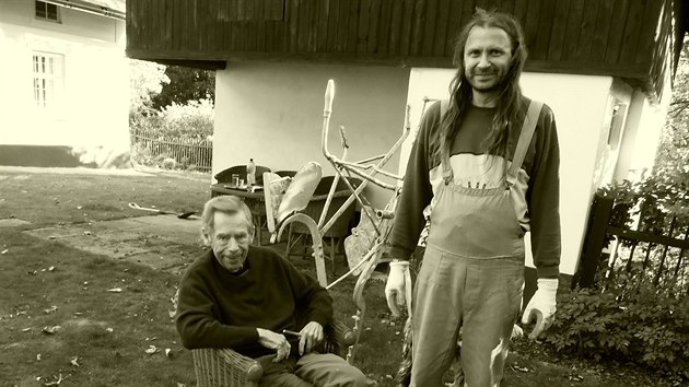 Vclav Havel coby nelnk a Martin Vchet, kter si pezdv Geronimo, pi jednom ze svch setkn na Hrdeku v roce 2011.