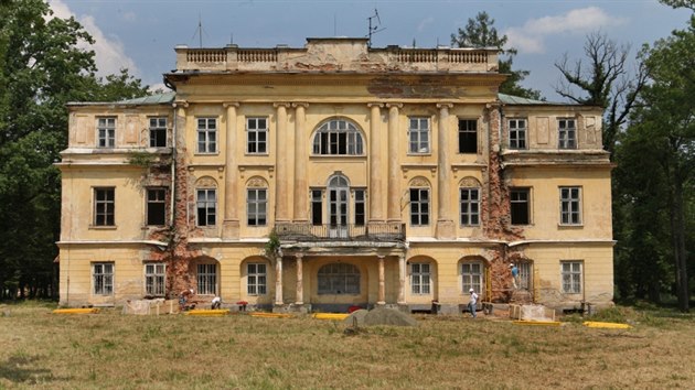 Majitel ze Španělska provedl na zámku Hnojník ty nejdůležitější opravy, nyní památku za 15 milionů prodává.
