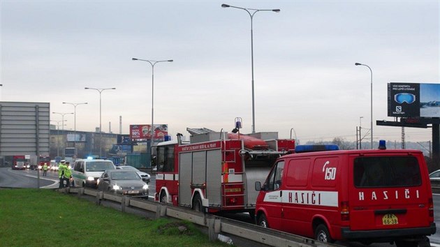 Na Jin spojce se dopoledne srazily ti kamiony (16. prosince 2014).