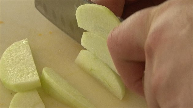 Zelen jablko oloupejte, zbavte jadinc a pokrjejte na drobn kostiky.