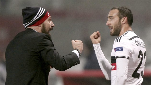 Kou Besiktase Istanbul Slaven Bili  (vlevo) se raduje se stelcem Cenkem Tosunem, kter skroval v Evropsk lize proti Tottenhamu Hotspur.