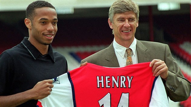JSI NÁŠ Arsene Wenger (vpravo) trenér Arsenalu v srpnu 1999 novou posilu Thierry Henryho. Oba se minuli v Monaku, když tam Henry v roce 1994 přišel, tak Wenger odcházel. Setkali se až v Londýně.