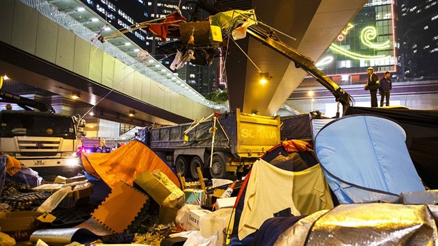 Hongkongsk policie likviduje tbor demonstrant v centru msta. Ty, kte odmtli odejt, pozatkala.