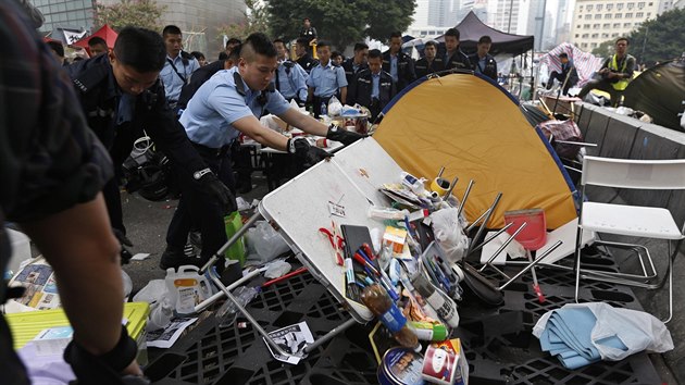 Hongkongsk policie likviduje tbor demonstrant v centru msta. Ty, kte odmtli odejt, pozatkala.