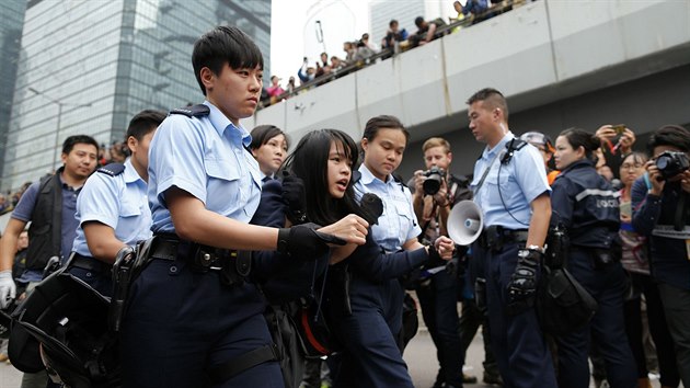 Hongkongsk policie likviduje tbor demonstrant v centru msta. Ty, kte odmtli odejt, pozatkala.