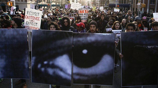 Pes deset tisc lid demonstrovalo v centru Washingtonu proti policejnmu nsil vi ernochm (13. prosince 2014)