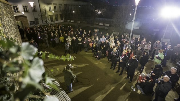 Tet vro smrti Vclava Havla si v Brn pipomnly dv stovky lid (18. prosince 2014)