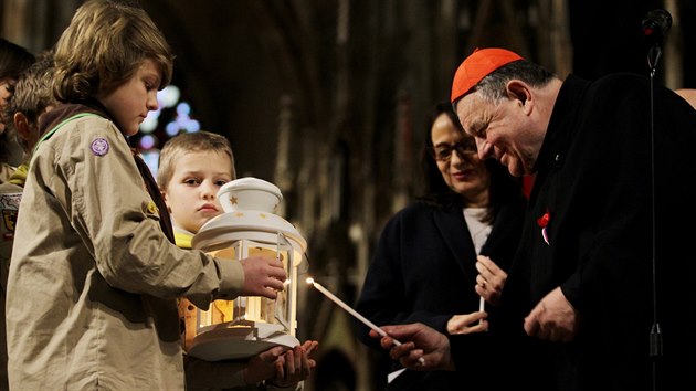 Skauti pivezli do svatovtsk katedrly betlmsk svtlo. Pevzal ho kardinl Dominik Duka (19. prosince 2014)