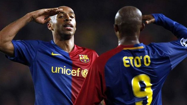 Barcelona: Henry a Eto'o - Útoníci Barcelony Henry a Eto'o si salutují po...