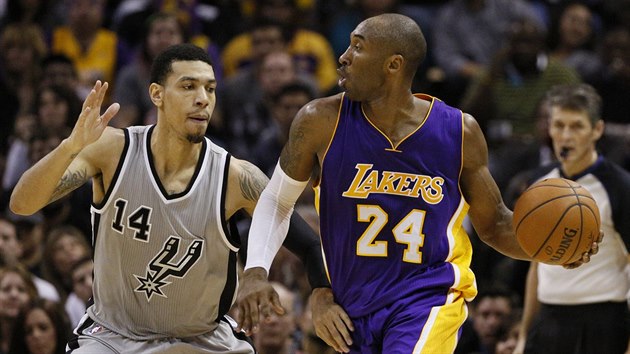 Kobe Bryant z Los Angeles Lakers u míe, brání ho Danny Green ze San Antonia.