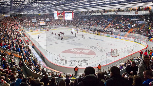 Hokejov stadion v Hradci Krlov pi derby s Pardubicemi.