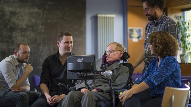 Tým společnosti SwiftKey (Stephen Spencer, Joe Osbourne), Hawkingův osobní asistent a Lama Nachmanová z Intelu