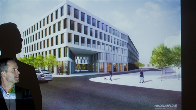 Architekt Ludvk Seko pedstavuje projekt hotelu, kongresovho centra a obchod, kter budou stt msto hradeckho hotelu ernigov (9.12.2014).