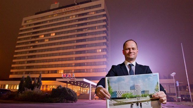 Ředitel developmentu skupiny CPI Property Group Igor Klajmon ukazuje, co bude stát místo hradecké dominanty Černigov. Bude to nový hotel a kongresové centrum (9.12.2014).